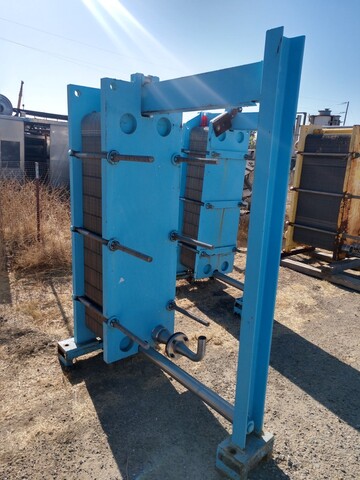400 sq.ft., APV, R-56-C-M, plate type heat exchanger, (65) 60" L x 16.5" W Stainless Steel plates, (1) 3" top - Image 4