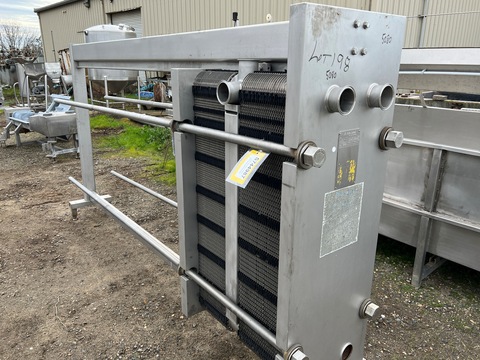 500 sq.ft., Alfa-Laval, CLIP8RH, plate heat exchanger w/divider block & snap-in gaskets, (101) 16" W x 48" H - Image 1