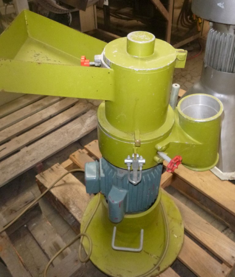 Cutler-Hammer Mill, Herb Grinder/Pulverizer, 7" diameter x 1.5" H Chamber, 10" L x 9" width x 2" H feed pan - Image 2