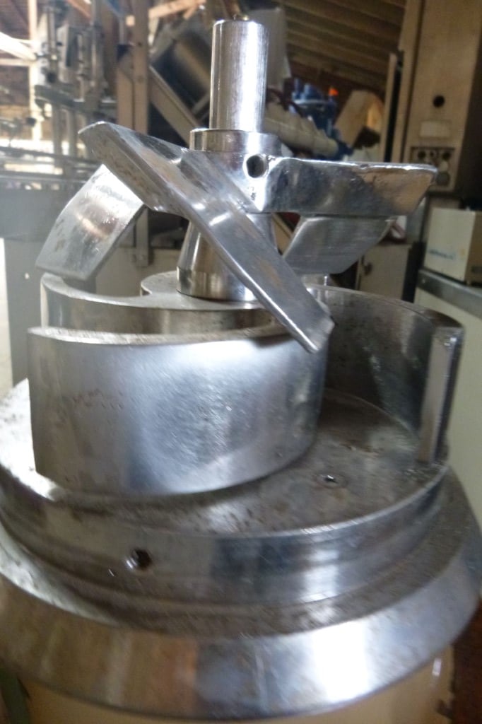 Shing Tse Machinery, Hammer Mill, Herb Grinder/Pulverizer, 8" diameter x 10" H Chamber, 10" x 7" inlet, 2 HP - Image 3