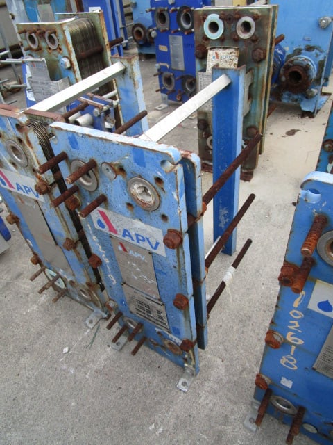 11 sq.ft., APV, plate exchanger, 140 psi, 300&deg;F, 316SS plates, 8" W x 22" L plates, 1998 - Image 1