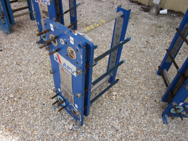 11 sq.ft., APV, plate exchanger, 140 psi, 300&deg;F, 316SS plates, 8" W x 22" L plates, 1998 - Image 3