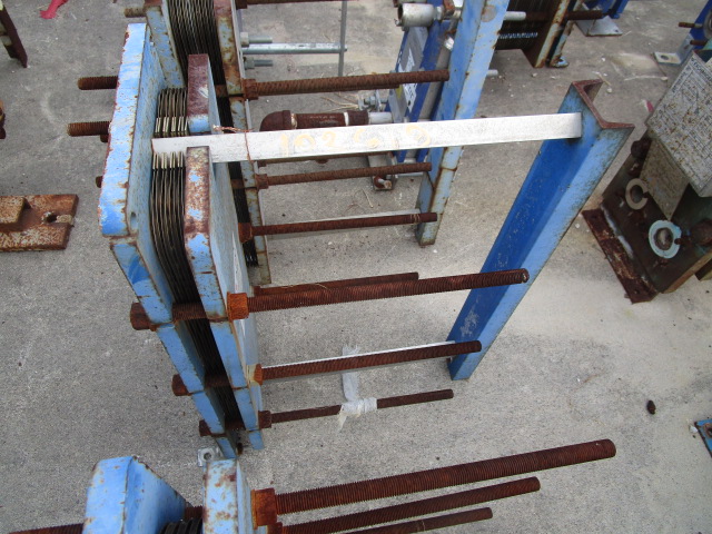 11 sq.ft., APV, plate exchanger, 140 psi, 300&deg;F, 316SS plates, 8" W x 22" L plates, 1998 - Image 5