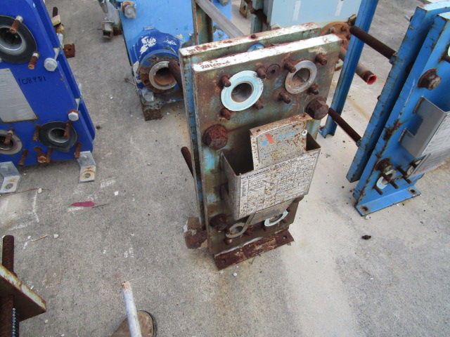 13 sq.ft., APV, plate heat exchanger, 145 psi, (11) plates, 8" W x 22" L plates, 300&deg;F, 1994 - Image 4