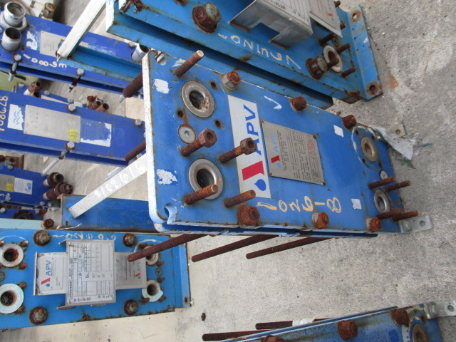 11 sq.ft., APV, plate heat exchanger, 145 psi, (9) plates, 8" W x 22" L plates, 300°F, 1998 - Image 1