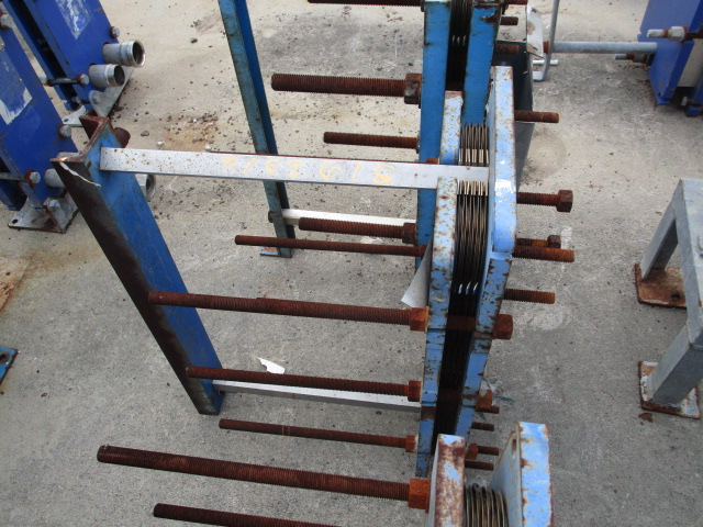 11 sq.ft., APV, plate heat exchanger, 145 psi, (9) plates, 8" W x 22" L plates, 300°F, 1998 - Image 3