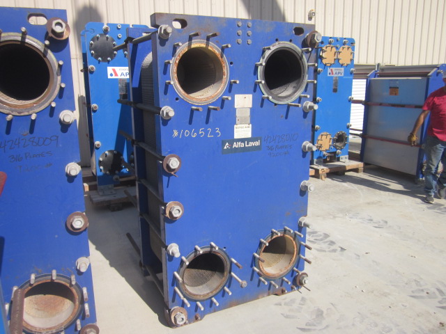 1610 sq.ft., Alfa-Laval, V110-SST-200, (139) 36W x 60", 316 Stainless Steel plates, 150 psi, 20°-150°F, 2000 - Image 1