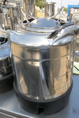 1 gallon Alloy Products, Stainless Steel Pressure Tank, 9" diameter X 8.5" straight side, 135 psi, 1995 - Image 1