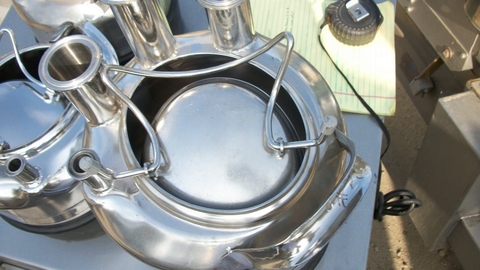 1 gallon Alloy Products, Stainless Steel Pressure Tank, 9" diameter X 8.5" straight side, 135 psi, 1995 - Image 2