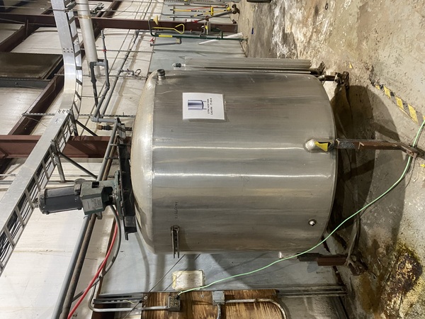600 gallon Vertical Stainless Steel tank, 4' diameter x 4' 2" high, flat heads, 1 HP off center agitator - Image 1