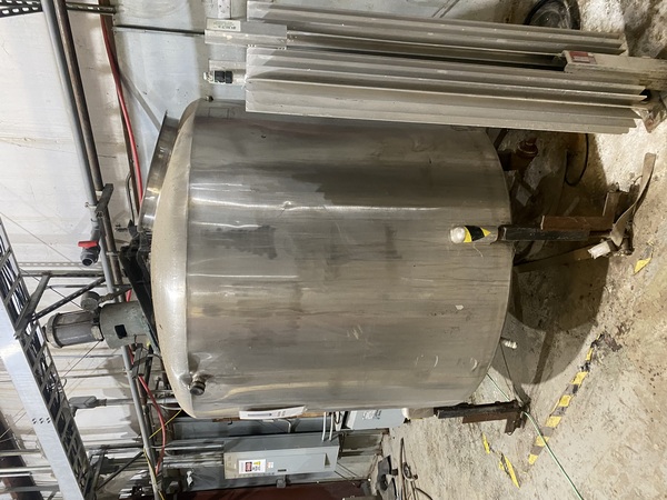 600 gallon Vertical Stainless Steel tank, 4' diameter x 4' 2" high, flat heads, 1 HP off center agitator - Image 3