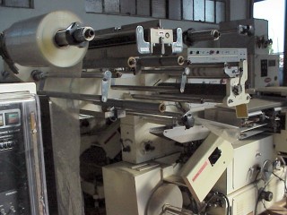 Rodico #Pewo-Pack-400-SM, Overwrapper, 2 x 5 salsa bottles, 5' infeed conveyor, 1985 - Image 1