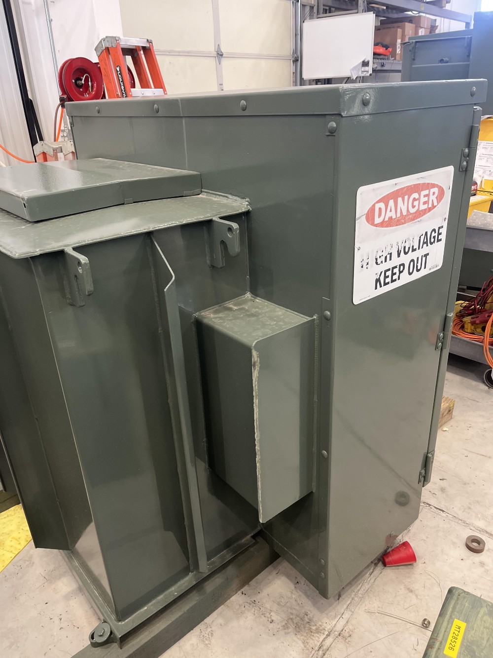 45 KVA 7200 Delta Primary, 240 Delta Secondary, 3 phase, Padmount Transformer, New - Image 3