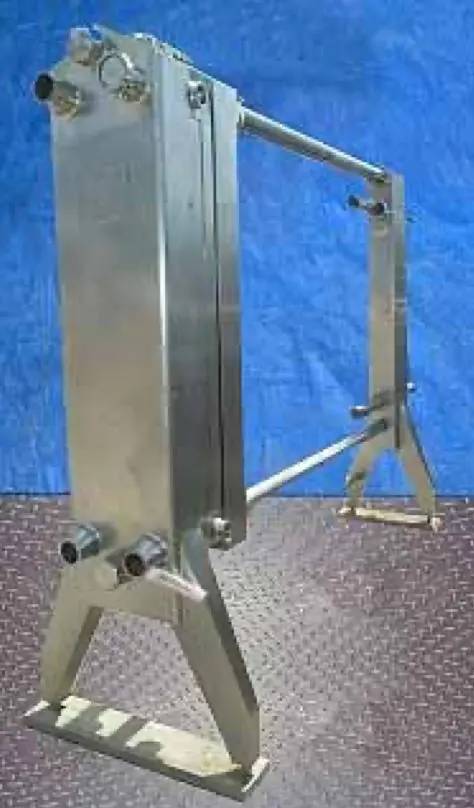 1198 sq.ft., APV, R51, Plate Heat Exchanger, (238) Diagonal flow plates, 5000 GPH, (2) Dividers, 23 gallons - Image 3