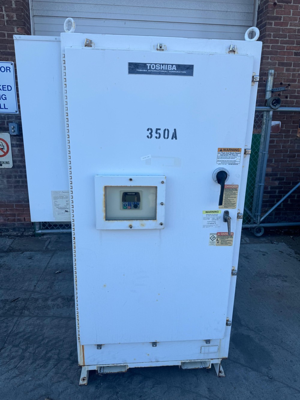 250 HP Toshiba, HX7+C426KCB, VFD drives, 460 VAC Input, 0-90 Hz output, w/circuit breaker (4 available) - Image 1