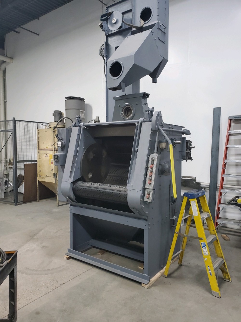 Wheelabrator 27x36 Rubber Belt Tumblast - Image 1