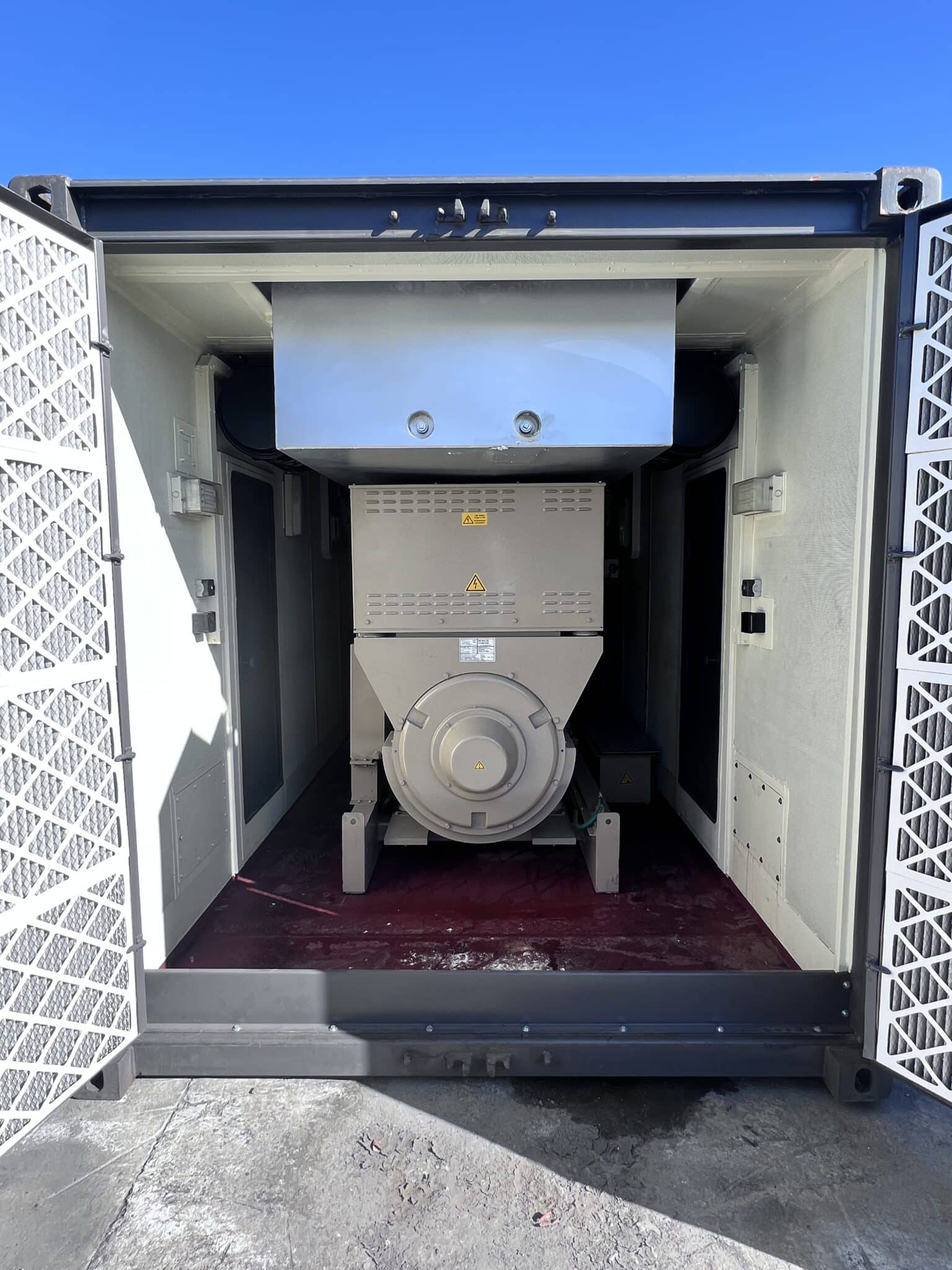 1000 KW Cummins #QST30-G5, diesel generator, sound attenuated enclosure, 277/480 Volts, 20' ISO container - Image 3
