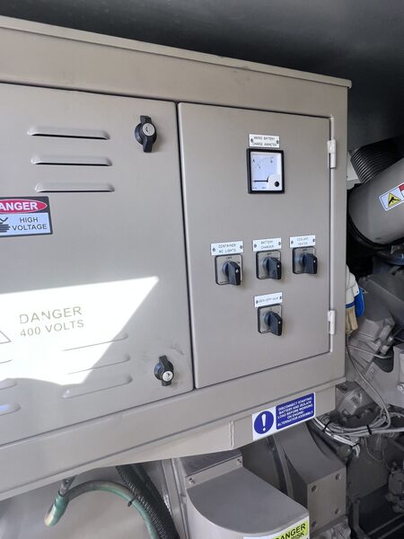 1000 KW Cummins #QST30-G5, diesel generator, sound attenuated enclosure, 277/480 Volts, 20' ISO container - Image 6