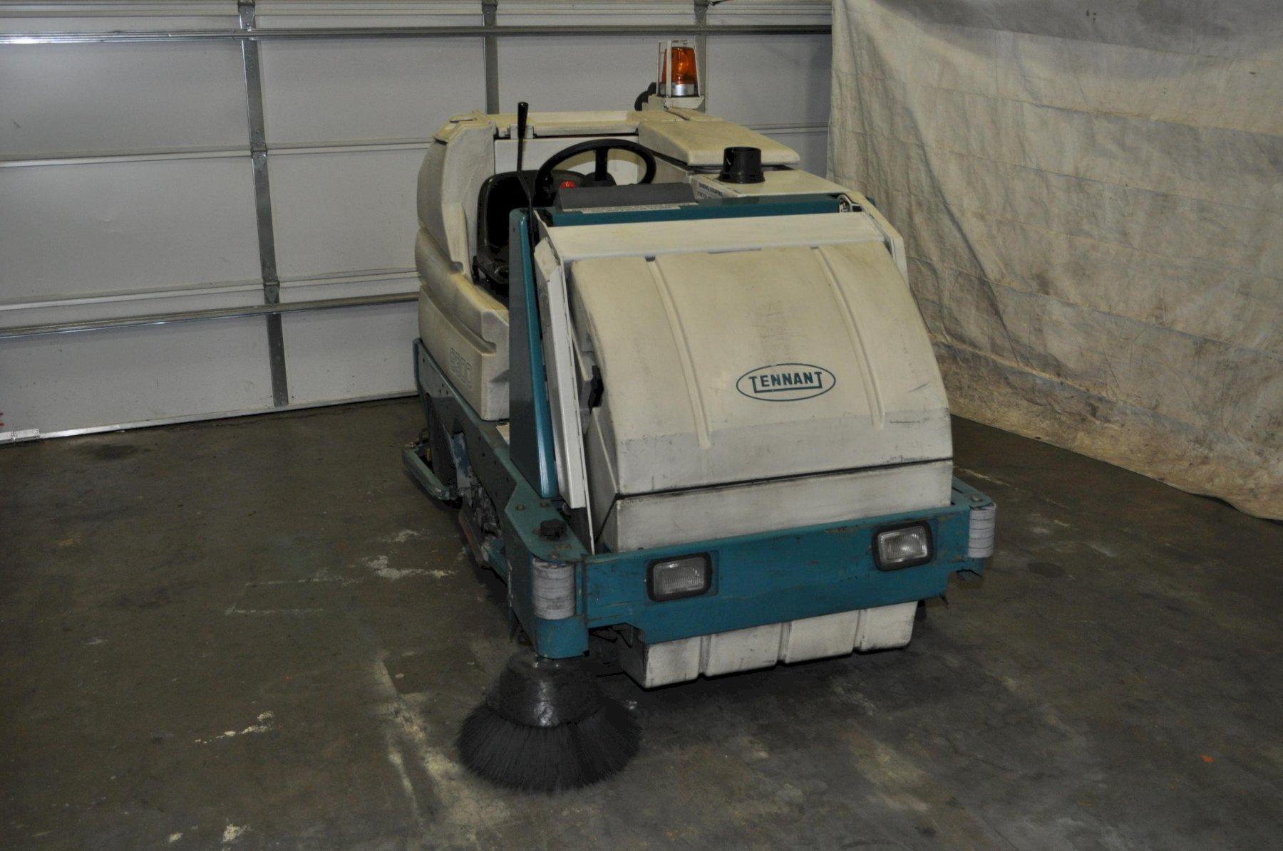 Tennant #8300, sweeper, 480 RPM brush speed, 50" cleaning path sweeping, 40" cleaning path scrubber, 19" side - Image 2