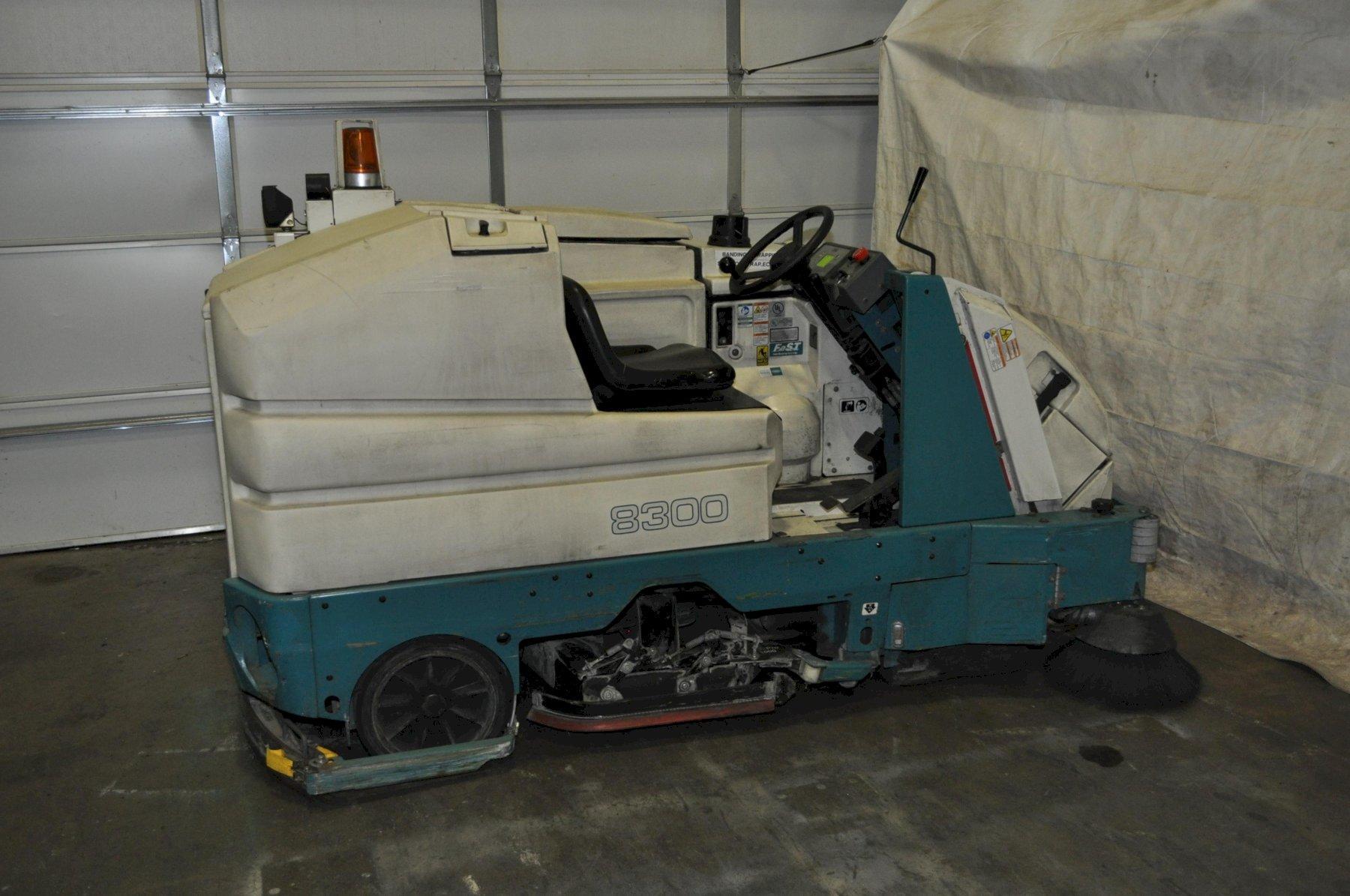Tennant #8300, sweeper, 480 RPM brush speed, 50" cleaning path sweeping, 40" cleaning path scrubber, 19" side - Image 3