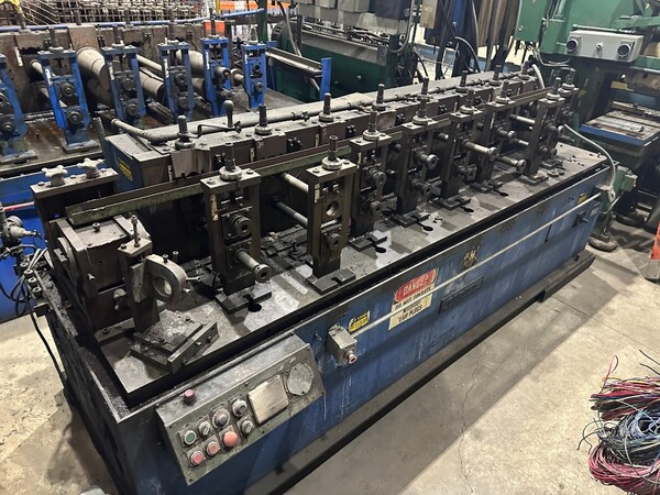8 Stand, Dahlstrom #400-8OB, 1.5" arbor, 4"-7" roll range, 8" roll space, 13" horizontal centers, 10 HP - Image 1