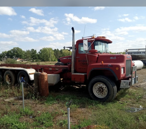 Mack rolloff truck, 75000 lb. roll off lifting capacity, single stack, 50 gallon fuel tank, 1987 - Image 1