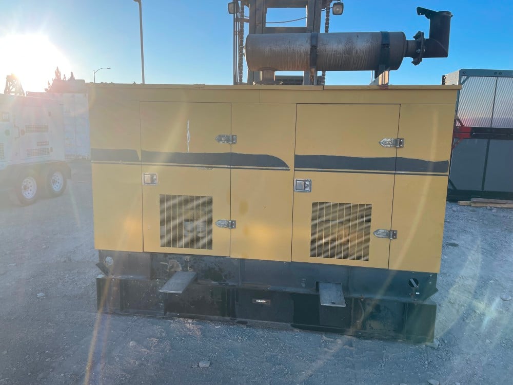 200 KW Caterpillar #3208, Stationary generator set, Diesel, 1800 RPM, 120/240 Volts, 977 hours, 1995 - Image 1