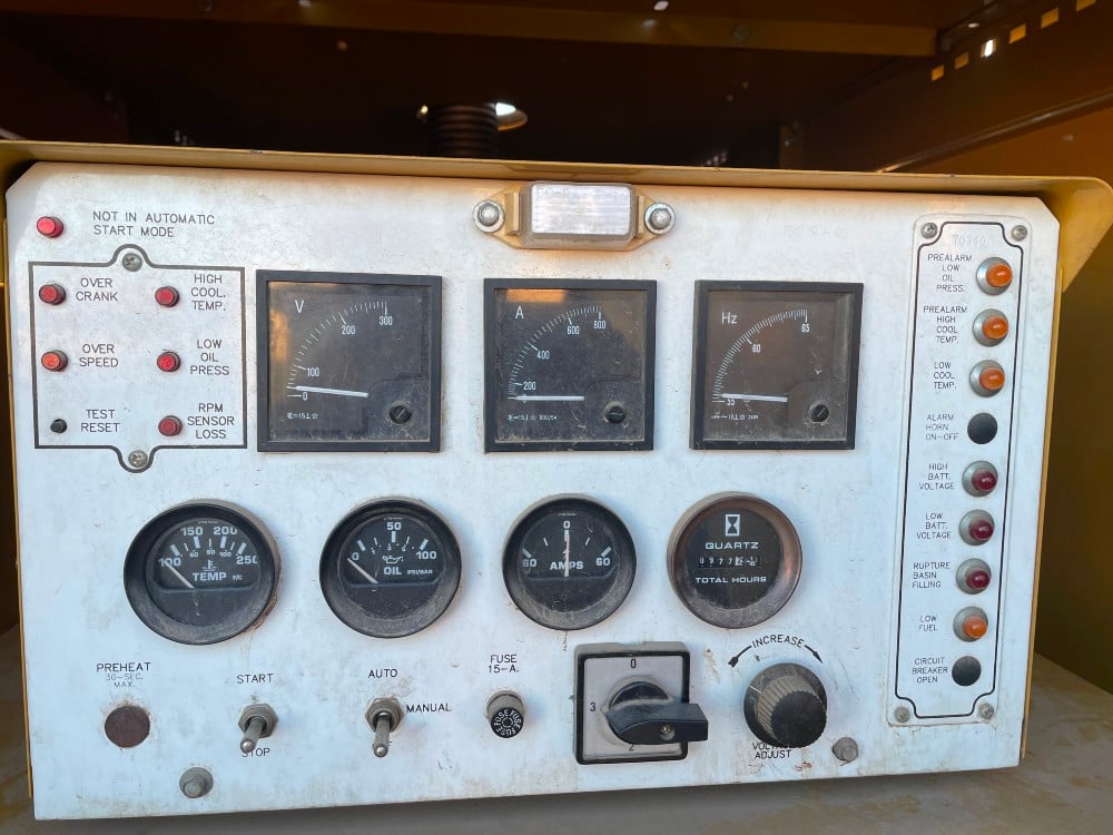 200 KW Caterpillar #3208, Stationary generator set, Diesel, 1800 RPM, 120/240 Volts, 977 hours, 1995 - Image 7