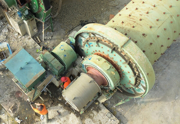 8' x 17' Kennedy Van Saun ball mills, 400 HP, gear box 6.95 ratio, air clutch, rubber liner, (3 available) - Image 9