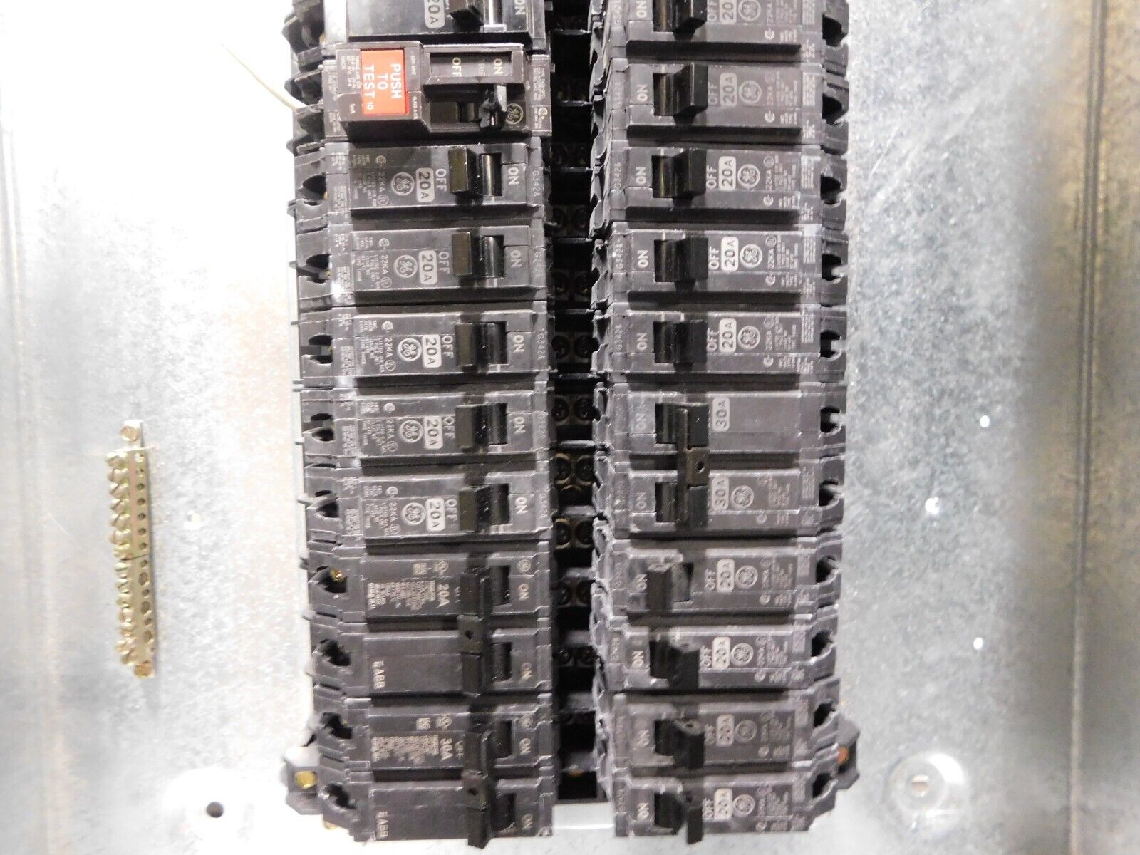 100 Amp. General Electric, AQF3301ABX, Spectra A-Series, panelboard, 4-wire, 120/208Y Volts - Image 7