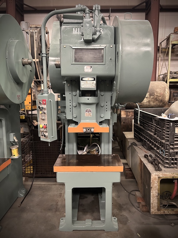 60 Ton, Minster #70-4, 6" stroke, 14.25" Shut Height, 32" x21"Bed, 65 SPM, 3" adj,air clutch / brake, 1977 - Image 4