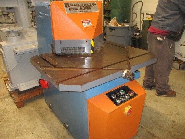 Rousselle #FN-1115, hydraulic corner notcher, 11 inch 15 ton capacity - Image 2