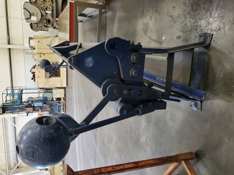 12 gauge x 8' Chicago #812, manual apron brake, independent manual clamping on each end w/adjustment - Image 5