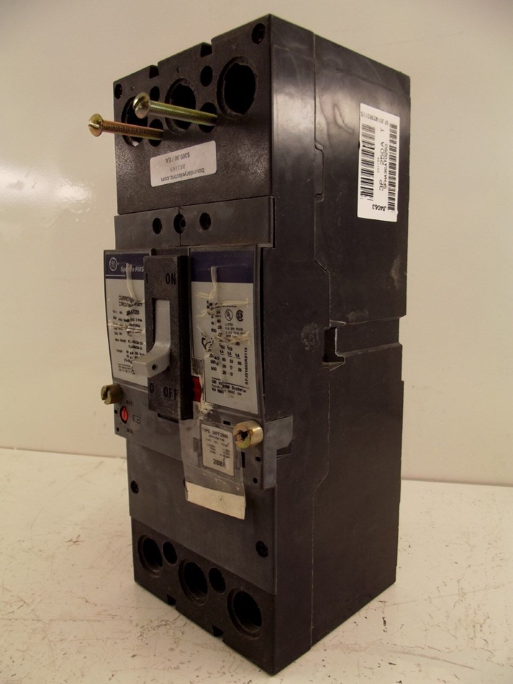 200 Amps, General Electric, SFHA36AT0250, W/SRPF250A plug molded case circuit breaker 3P Spectra RMS - Image 1