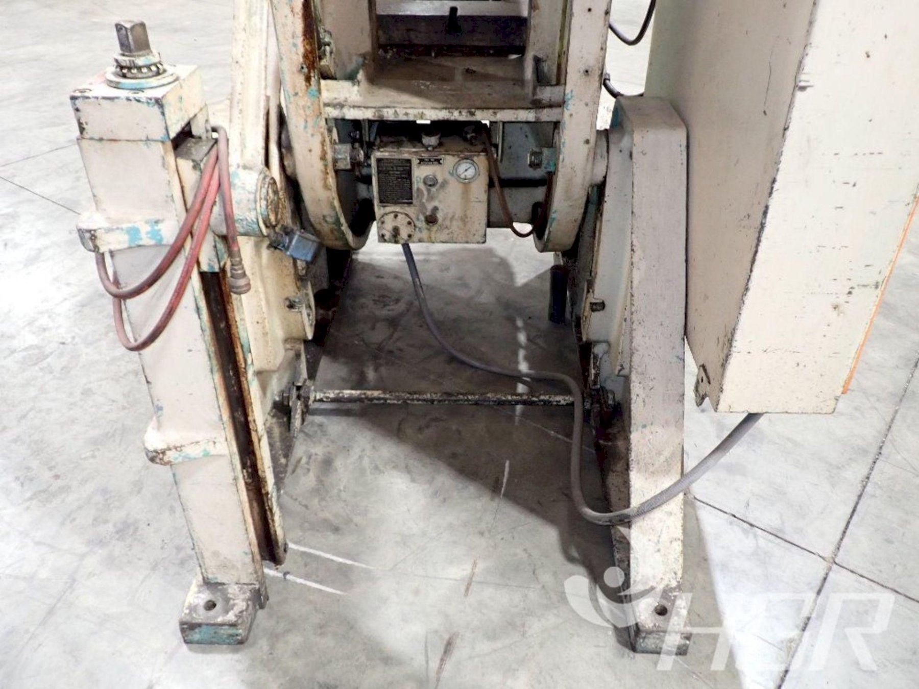 60 Ton, Minster #6, OBI press, 5" stroke, 15" Shut Height, 3" ram adj., 90 SPM, 32" x21" bed, air clutch & - Image 10