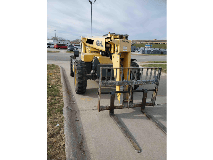 8000 lb. Gehl Company #RS8-42, telehandler lift, 42' lift height, low hours, 2015 - Image 7