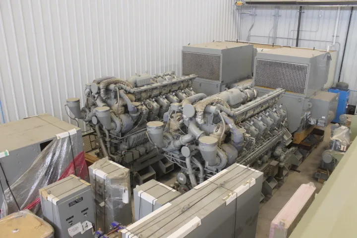 4200 KW Waukesha #12V-AT27GL, Natural gas generator set, 12470 Volts, new surplus, 2004 - Image 4