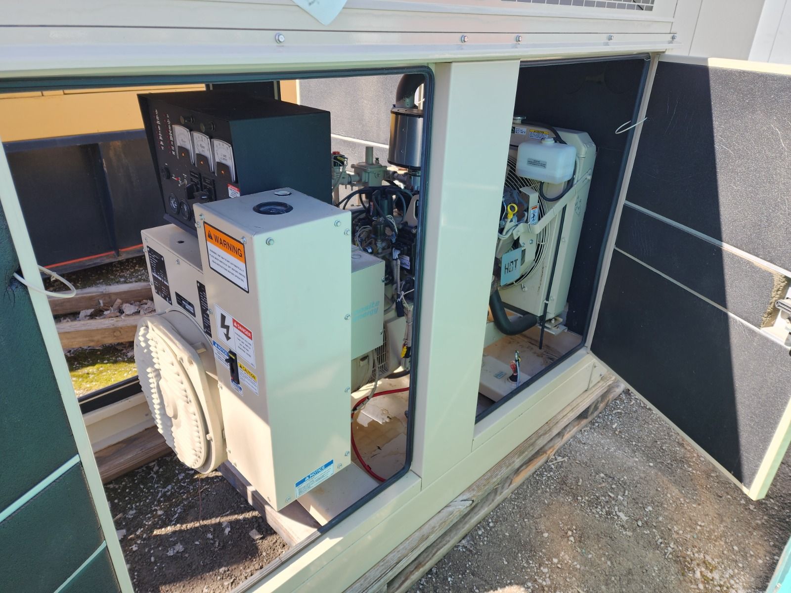 30 KW MTU #NL30GG6, Natural gas propane generator,sound attenuated enclosure, 1 or 3 phase, 240 Volts, 2009 - Image 10