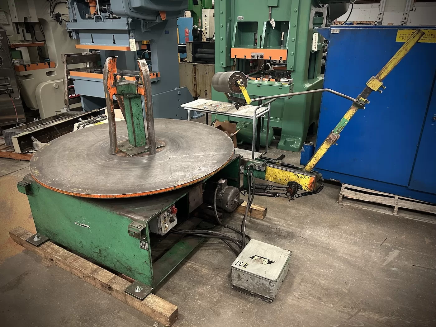 15000 lb. AWC #F-500, Pallet Uncoiler, 30" Width, 80" outside dimensions, 0-300 FPM, 2001 - Image 1