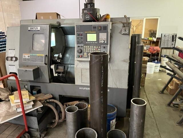 Hyundai Kia #SKT21, CNC lathe, 21.7" swing, 8" chuck, 2.5" bar, 13.8" turning diameter, Fanuc 21i-TB, 2007 - Image 4