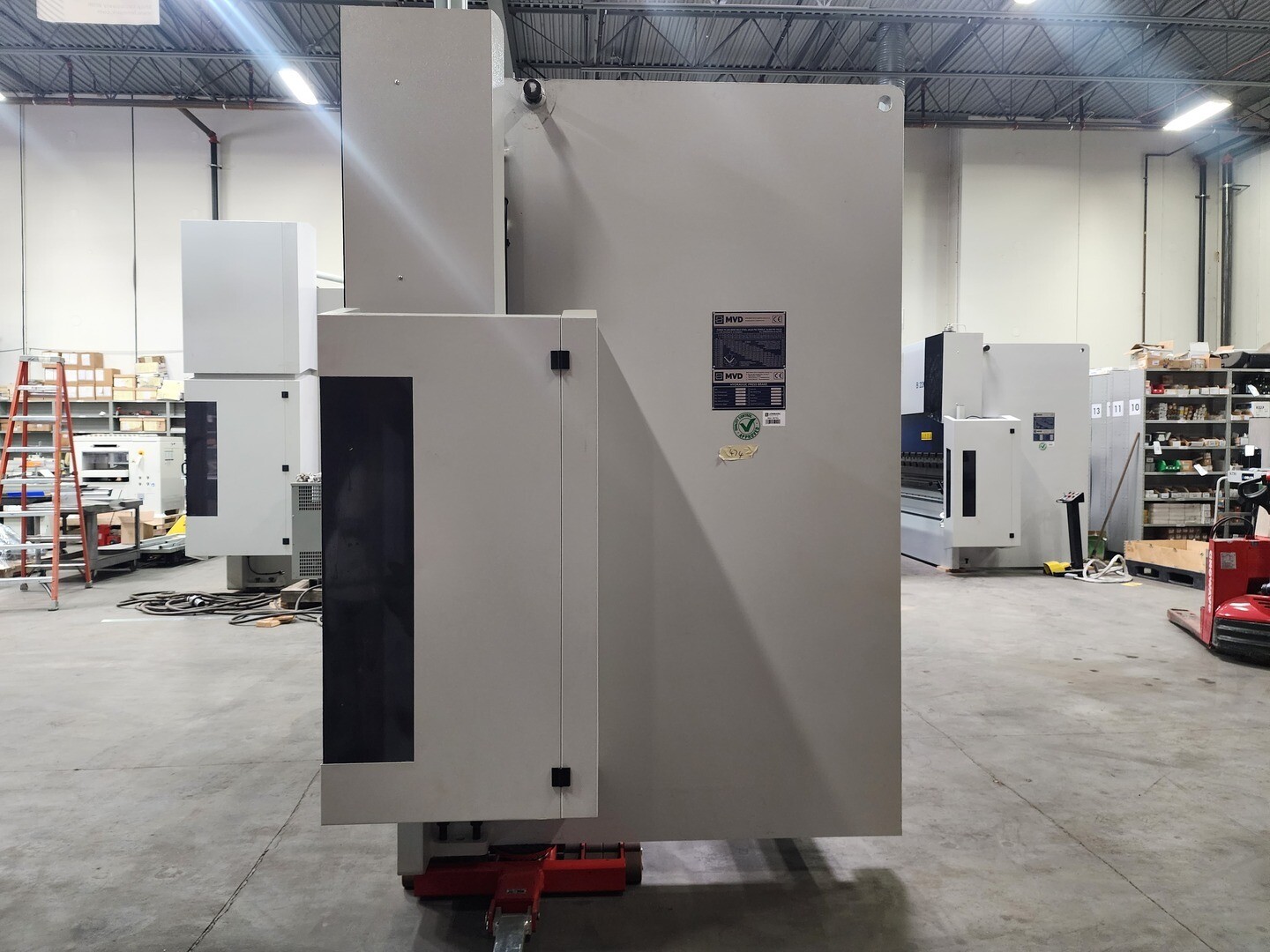 175 Ton, MVD iBend #B175-3700, hydraulic press brake, 12' overall, 125.98" between housing, 10.24" stroke - Image 4