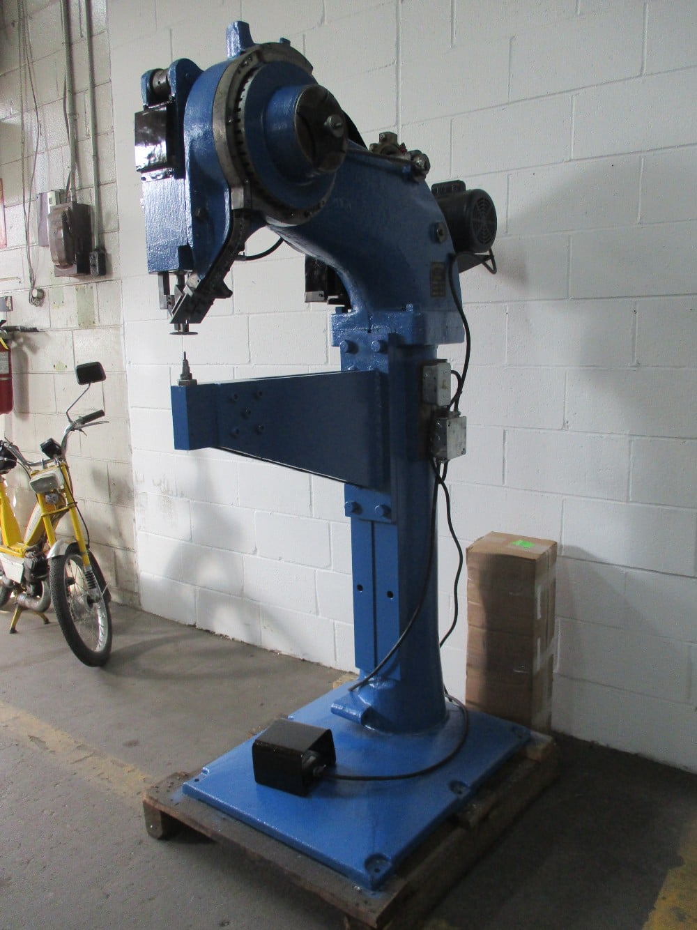 Chicago #140, riveter, 24" throat (4 available) - Image 3