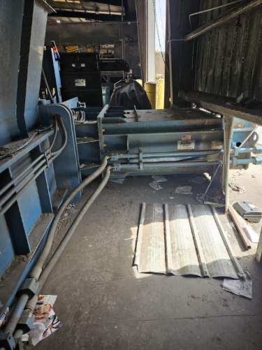 Marathon #2R-250, 2-ram baler, 83-7/8" x40-3/4" feed opening, 65" x45" x30" bale size - Image 3