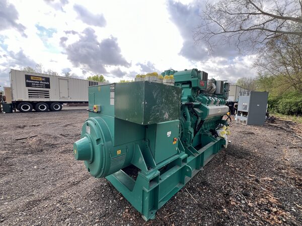 1100 KW Cummins #QSV81G, Natural gas generator set, 480 Volts, 7393 hours, 2001 - Image 7
