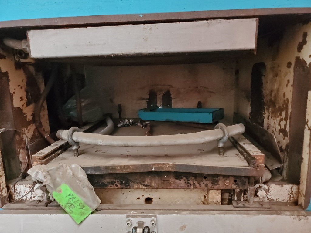 400 Ton, French Oil TMP, hydraulic press, 6 stroke, 12" DL, 24" x28", electric platen - Image 4