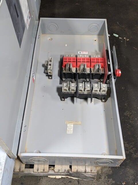 400 Amp. Siemens, HF-325-NA, Safety Disconnect Switch, 3 Pole, 3 phase, 1 Throw, 125 HP, 240 V, Wall Mount - Image 2