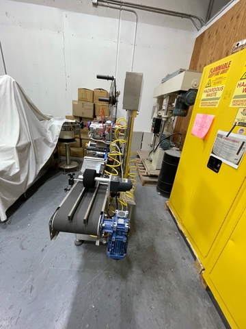 Model TT-LB, wipe-on labeler with horizontal pass thru belt conveyor through labeling station - Image 3