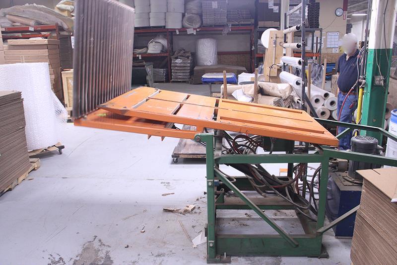 Nichols #300, Carton Layback Machine, 300 lb. capacity, 6' x 4' platform, 4" bore x 20" stroke cylinder - Image 4