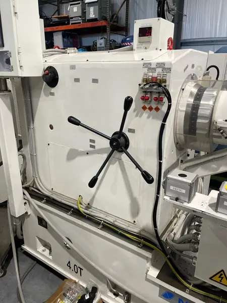 Nagahama Schenck #400-VBRM, engine balancing machine, 23.62" max length, 2015 - Image 6