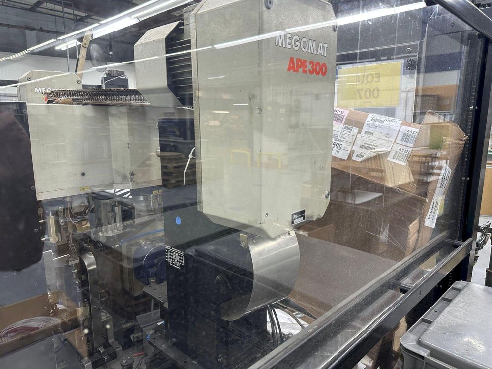 Megomat #ASM-3300-U, wire cutting & processing machine, APE 300 crimping station, 1997 - Image 1
